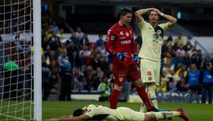 Guido Rodríguez se lamenta en el juego contra Necaxa