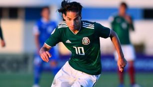 Diego Lainez conduce el balón en un juego del Tri