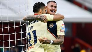 Nico Castillo y Henry Martin festejan un gol