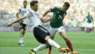 Hummels pelea el balón contra Chicharito en la Copa del Mundo 