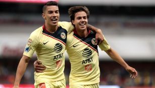 Mateus Uribe y Francisco Córdova celebran un gol ante Puebla