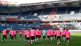 Jugadores del PSG corren ante la mirada de ultras del equipo