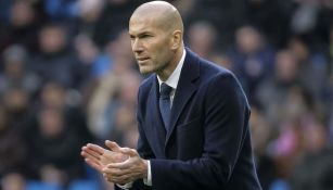 Zinedine Zidane aplaude a sus jugadores