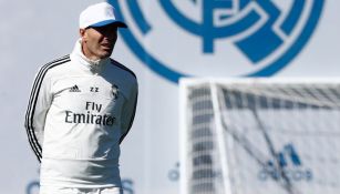 Zidane observa una práctica del Real Madrid 