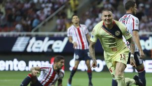 Nico Castillo festeja su gol contra Chivas