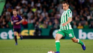 Guardado conduce el balón en el juego frente al Barcelona