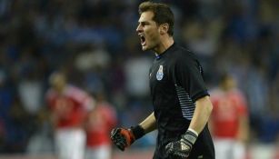 Iker Casillas festeja un gol del Porto
