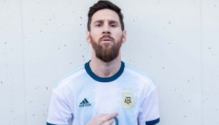 Messi luce la nueva camiseta de Argentina 