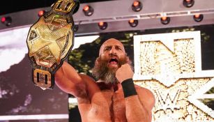 Tommaso Ciampa sostiene el campeonato de NXT