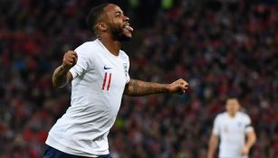 Raheem Sterling festeja un gol contra República Checa