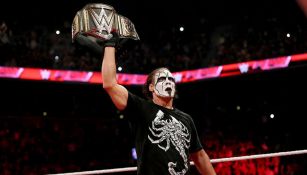 Sting posa con el campeonato de la WWE