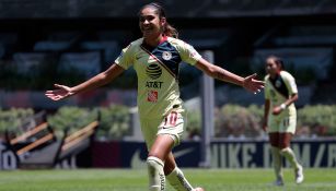 Estefanía Fuentes celebra gol contra Tijuana