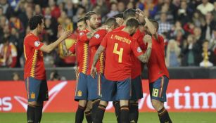 Jugadores de España festejan gol de Rodrigo
