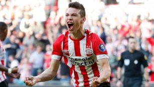 Lozano, en festejo de gol con el PSV