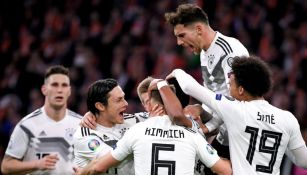 Jugadores de Alemania celebran un gol contra Holanda