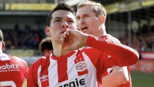 Hirving Lozano celebra una anotación con el PSV