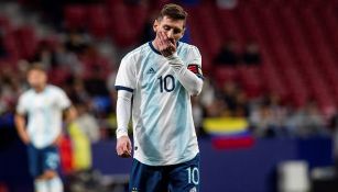 Messi se lamenta en el partido de Argentina contra Venezuela