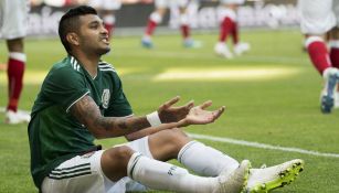 Tecatito Corona se queja en un juego con la Selección Mexicana