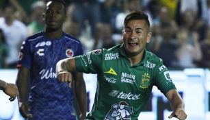 Jean Meneses festeja un gól con el León