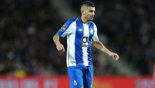 Tecatito disputa un duelo con el Porto en Portugal 