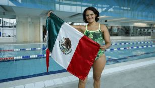 Nora Toledano posa con la bandera de México
