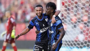 Sierra y Ake Loba festejando el gol ante Xolos 