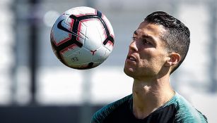 Cristiano Ronaldo domina el balón durante una práctica