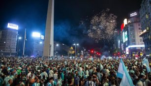 Aficionados del Racing Club festejan título de la Superliga Argentina en el Obelisco