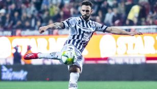 Miguel Layún ejecuta un tiro con Rayados