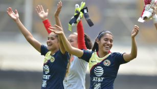 Jugadoras del América Femenil celebran su triunfo contra Pumas