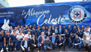 Cruz Azul posa junto a su nuevo autobús en La Noria