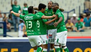 Jugadores del León celebran gol contra Pumas 
