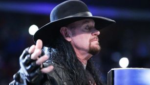 Undertaker hace su entrada en WWE