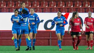 Jugadoras de Cruz Azul celebran gol contra Xolos 