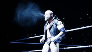 Triple H hace su entrada al ring