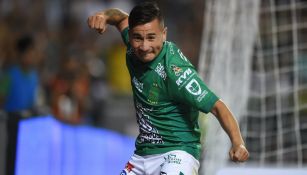 Jean Meneses festeja un gól con el León