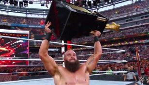 Braun Strowman festeja con el trofeo