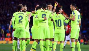 Los jugadores del Barcelona celebran tras anotar contra Manchester United