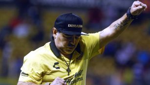 Diego Armando Maradona durante un encuentro ante el San Luis 