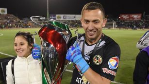 Marchesín presume la Copa obtenida esta noche