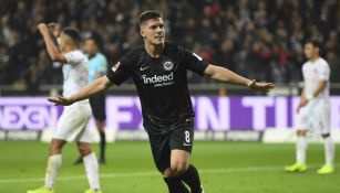 Jovic celebra anotación con el Eintracht Frankfurt