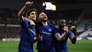 Marcos Alonso celebra con Giroud y Rüdiger tras marcar el gol contra Praga