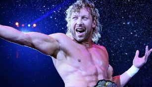 Kenny Omega después de una función de lucha libre