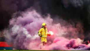 Humo de bengalas durante el partido