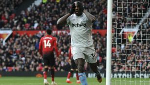 Michail Antonio se lamenta al fallar un tiro a gol