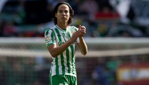 Lainez aplaude tras un partido del Betis