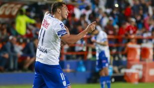 Leonardo Ulloa festeja uno de sus goles ante el Veracruz