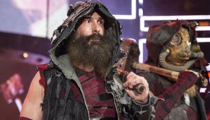 Luke Harper hace su entrada al ring