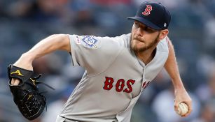 Chris Sale intenta lanzar una bola