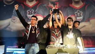 Los jugadores de Cream Esports levantan su trofeo de campeón